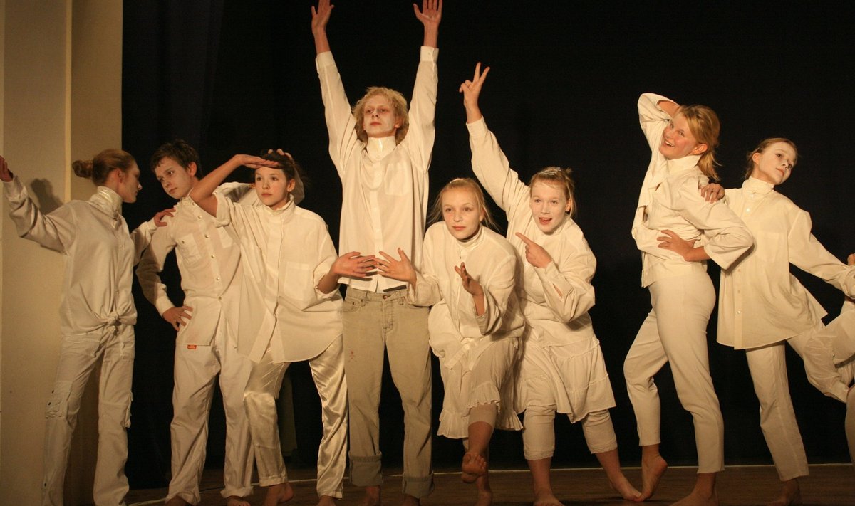 Noorte XV luulepäevad "Tähetund" Jõgeva, 2007. Esineb Rakvere Gümnaasiumi Teatriansambel, kava "Lihtsalt olla..."
