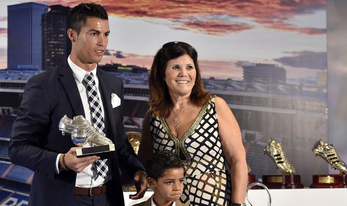 Cristiano Ronaldo koos ema Maria Dolorese ja poja Ronaldoga