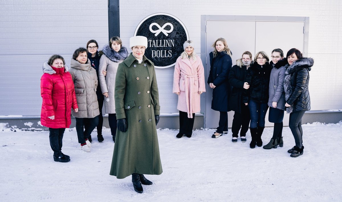 Tallinn Dollsi juhi Mari Martini (keskel roosas mantlis) sõnul mõjus see, et president Kersti Kaljulaid jaanuaris nende uut tootmishoonet vaatamas käis, ka ettevõtte töötajale motiveerivalt. „Just see, et ta leidis aega tulla tootmisse,” põhjendas Martin.