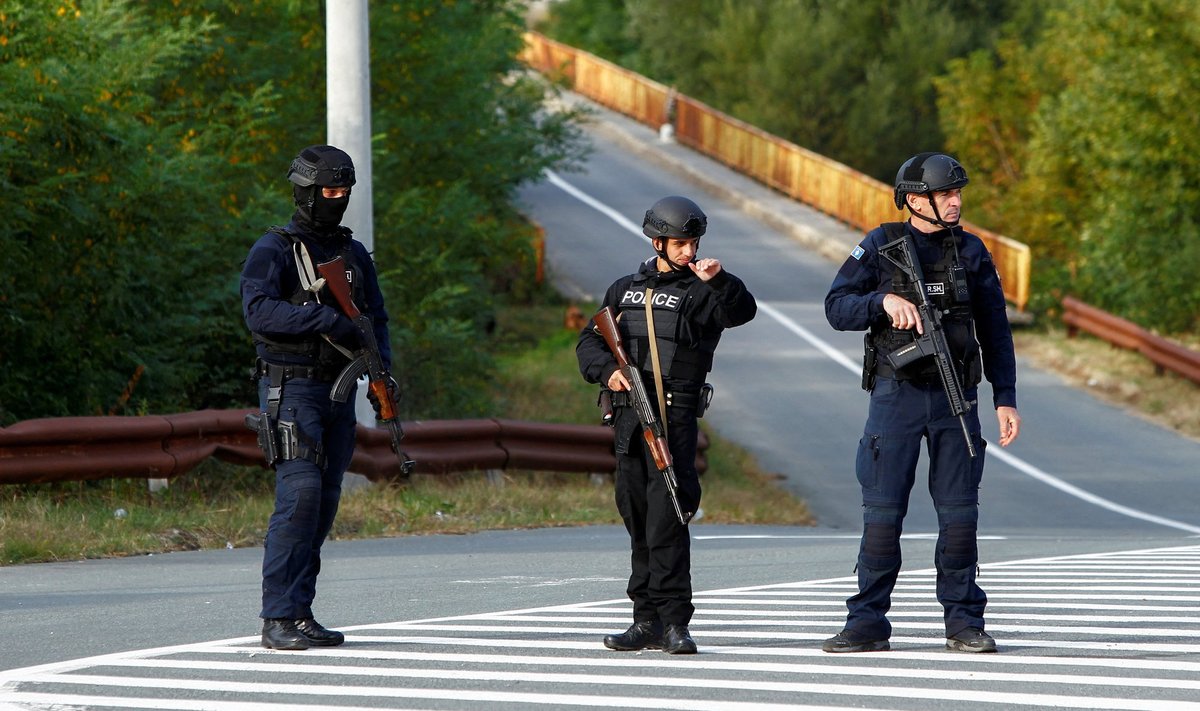 Kosovo politseinikud eelmise tulevahetuse toimumispaigas