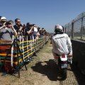 FOTOD: Esimesel vabatreeningul oli kiireim Alonso, Hamilton lõpetas avaringi mootorratta tagaistmel