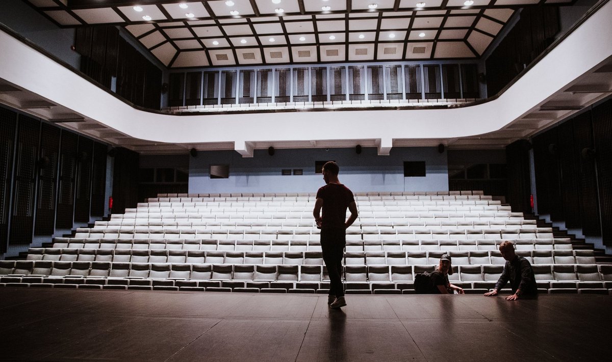 Paide Teateri juht Jaanus Kukk lausus, et etenduse välja toomine oleks teatri praeguses finantsolukorras liiga riskantne olnud.