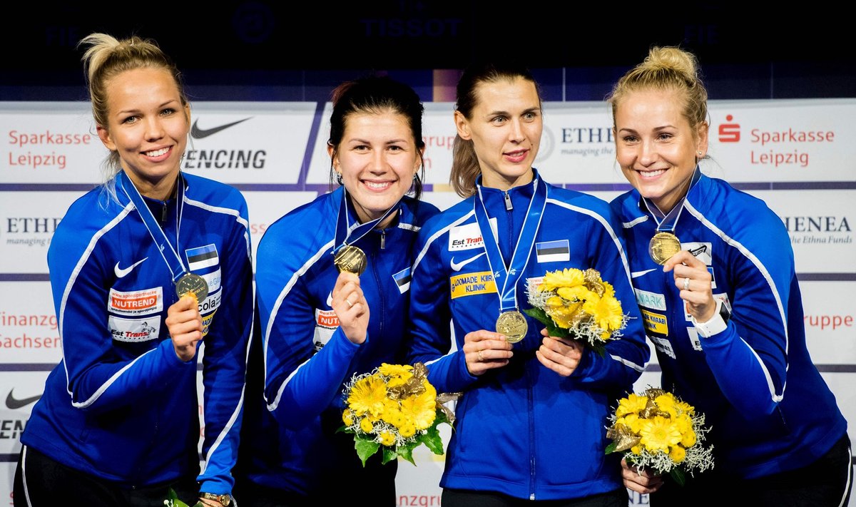 Erika Kirpu (vasakult), Julia Beljajeva, Irina Embrich ja Kristina Kuusk kuldsete medalitega MM-poodiumil