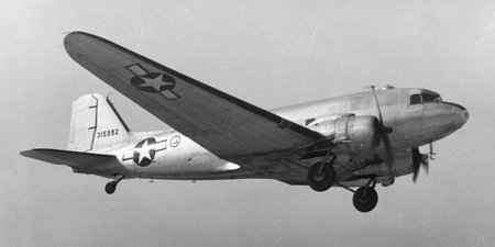 Douglas C-47 Skytrain lennukeid kasutati langevarjurite kohale toimetamisel.