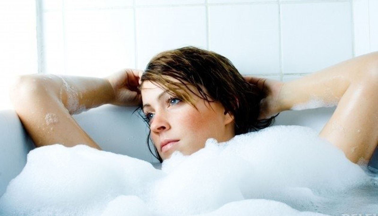 Температура после ванны. Девушка под струей воды. Женщины после ванны фото красивые. Ванна с водой фото.