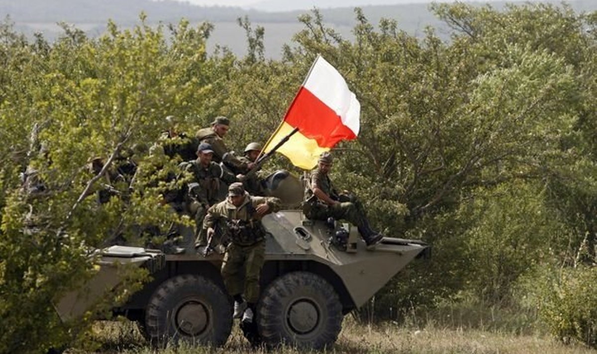 Tšetšeenia eriväed valmistuvad Lõuna-Osseetia lipuga Zemo Nikozi küla rünnakuks 11.08.2008. 