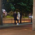 FOTOD: Sügisöö varjudes märgati lauljatar Kerli Kõivu jalutamas salapärase noormehe käevangus