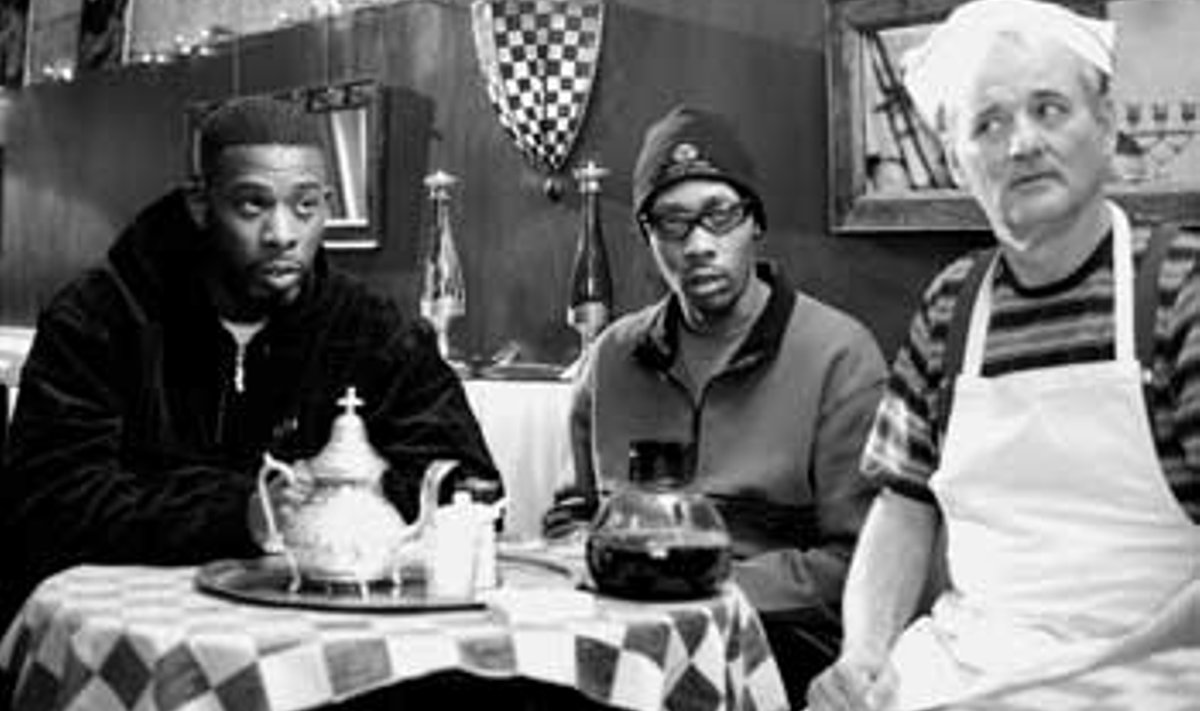 KÕRGHETK: “Armastuse ja anarhia” tänavuse programmi üks huvitavamaid filme, Jim Jarmuschi mustvalge ja askeetlik “Coffee and Cigarettes”. Pildil geniaalselt absurdne kohtumine: Bill Murray ning hip-hop-staarid GZA (vasakul) ja RZA. MGM