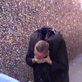 VIDEO: Mehel kukub pea otsast ära — vaata, kuidas inimesed reageerivad!