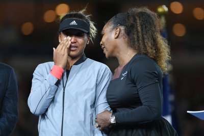 Serena Williams võidunaist Naomi Osakat lohutamas