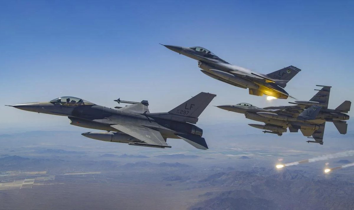 Hävituslennukid F-16.