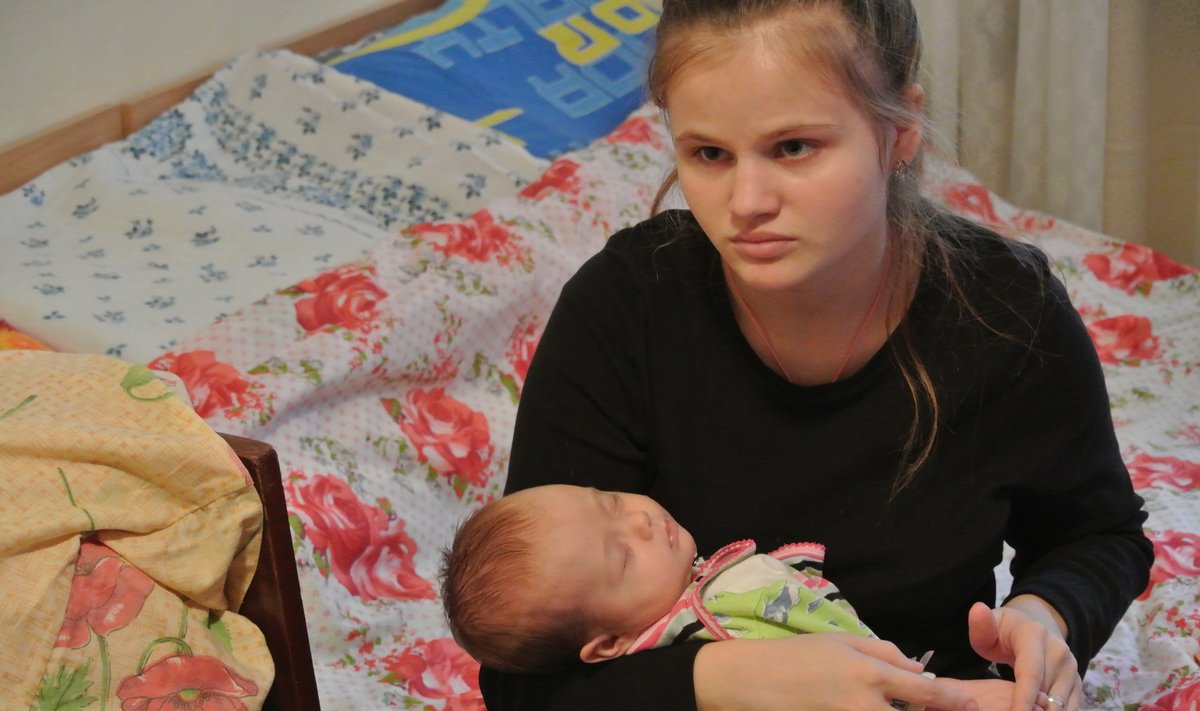 16-aastane noor ema tuli Zaporižžjasse koos beebiga kriisikoldest Donetski oblastist. Kokku on linnas põgenikke ligi 20 000.