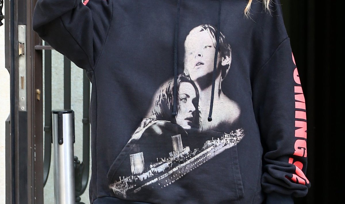 Celine Dion Wearing A Titanic Sweater - Paris