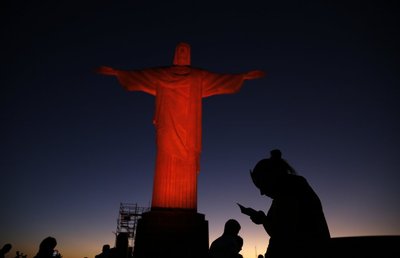 Rio Kristuse kuju on inimkaubanduse vastu võitlemise päeval värvunud punaseks.
