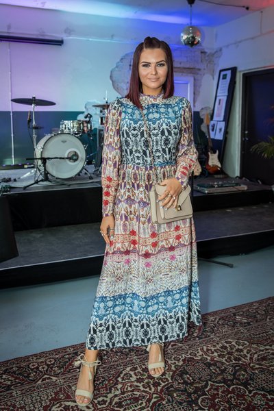Blogija Merilin Taimre kannab Lindexi sügis- ja talvekollektsioonist pärit värvirohket kleiti, mis koos nahatooni stiletodega muudab ta mõned sentimeetrid pikemaks.