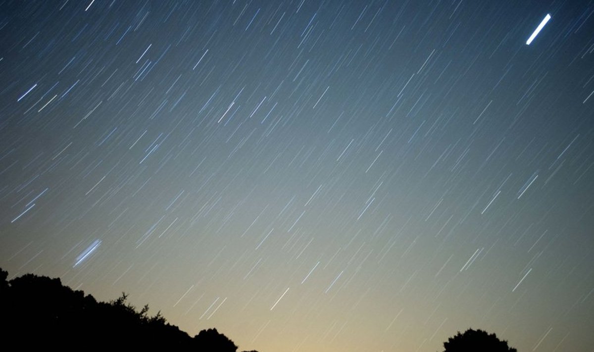 Meteoriid tähtede taustal mulluaugustises Lõuna-Hispaania taevas. Foto Jorge Guerrero, AFP