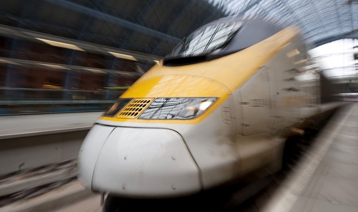 A Eurostar train arrives at Kings Cross St Pancras station in London, after a 3 day suspended service due to winter weather conditions, on December 22, 2009. Packed Eurostar trains began to haul thousands of angry passengers between Paris, Brussels and London on Tuesday as the firm started to clear a backlog of 75,000 stranded by a winter weather shutdown. The normally high-speed Channel Tunnel service, once seen as a triumph of European engineering, was brought shuddering to a halt on Friday by what a British spokesman called a fall of "fluffier" than expected snow. AFP PHOTO/Ben Stansall