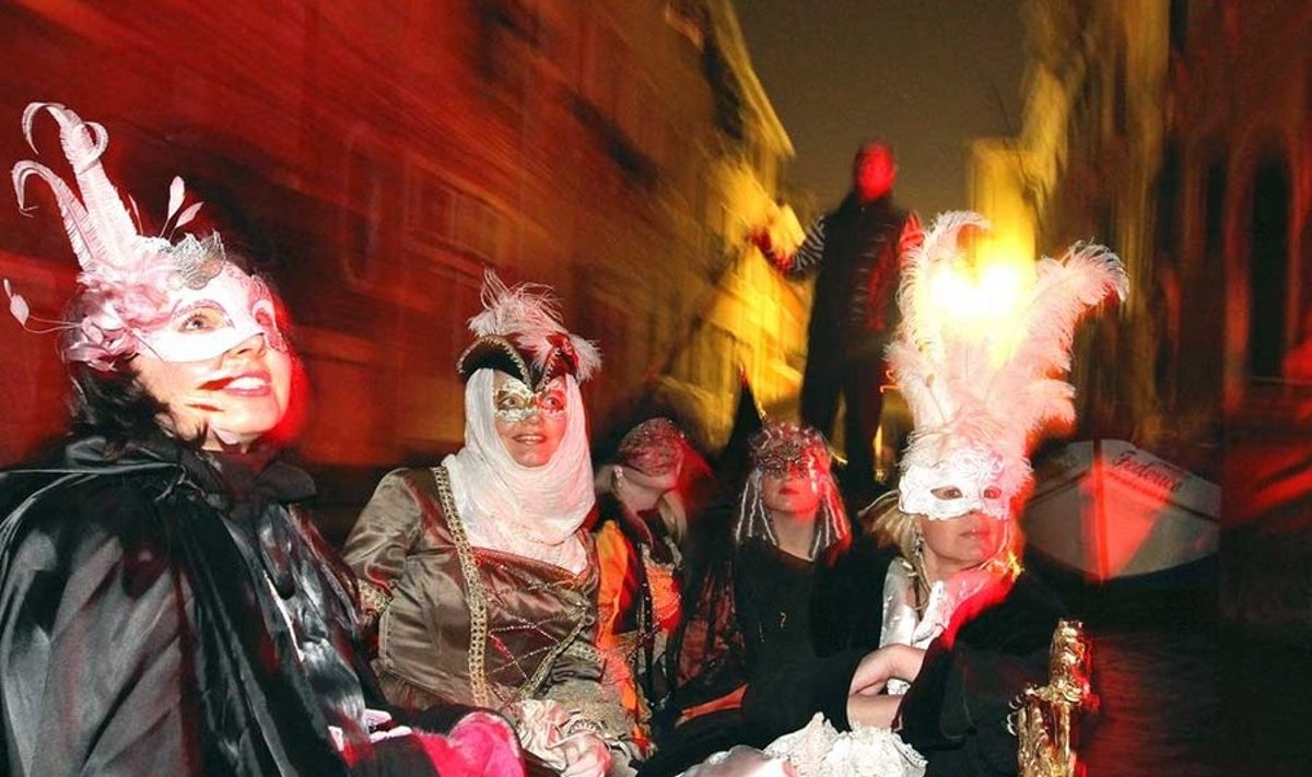 Kuidas eesti daamid karnevalile sõitsid: Gondliga otse treppi. (Annika Haas)