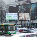 Tallinnas sai seisvate busside vahelt teele jooksnud 12-aastane tüdruk autolt löögi