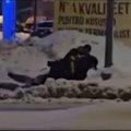 ВИДЕО | В Тарту пьяный свидетель ДТП мешал полиции: мужчину повалили на снег и задержали