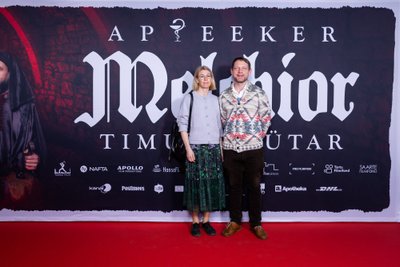 ERAKORDSE ROLLI teeb uues filmis inkvisiitorina näitleja Andres Mähar, kelle hirmutav pilk jääb närima ka kinoseansi lõppedes. Andrest saatis filmipeol tema abikaasa.