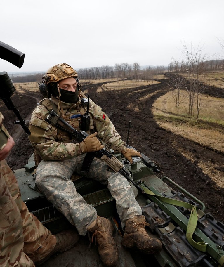 Ukraina sõdurid lahinguväljal iseliikuva suurtüki 2S7 Pion otsas. Foto tehtud 26. detsembril 2022.