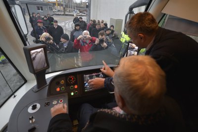 Edgar Savisaar istus Moonika rooli sõitis väravani, siin pildil valiks justkui mees välja oma ohvri kellest üle sõita