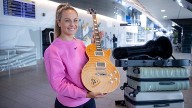 DELFI VIDEO | Kristin Tattar saabus koju, Gibsoni kitarr näpus. „Kui discgolfist kõrini saab, hakkan pillimängu õppima“