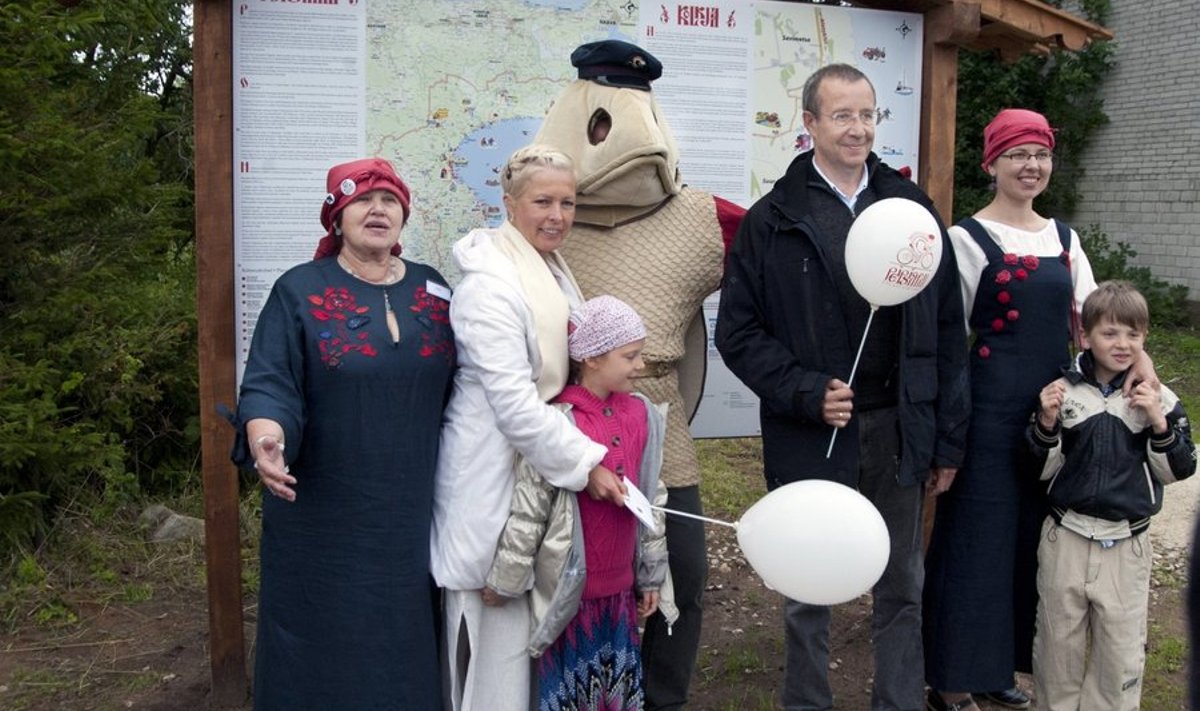 Presidendipaar koos Aime Güssoni ja Kairi Güssoni ja Rääbisega Peipsimaa turismikaardi juures. Foto: Johannes Haav