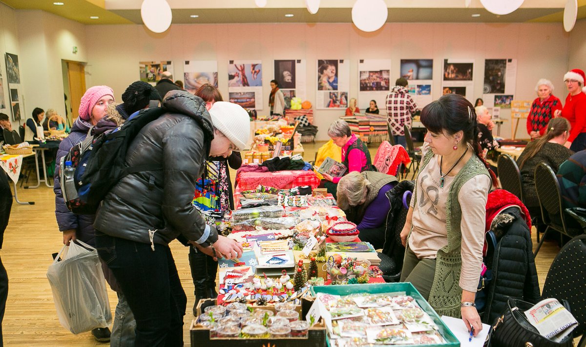Kuressaare päevakeskuses aitas erivajadustega noorte tehtud käsitööd müüa ka lapsevanem Merje Mägi (paremal). Kõige kuumem kaup olevat neil jõulukaardid ja kaltsuvaibad.