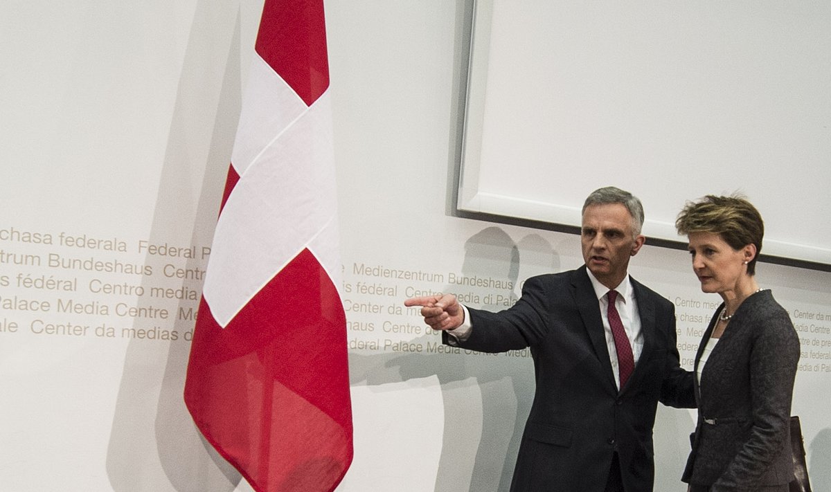 Šveitsi liidupresident ja välisminister Didier Burkhalter, justiits- ja politseiminister Simonetta Sommaruga pärast referendumi antud pressikonverentsil