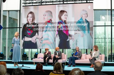 Tekstiilikunstnike tööd XX sajandil kirjeldasid Disainerite Liidu president Ilona Gurjanova, omaaegne Tallinna Moemaja peakunstnik Kai Saar ning rätikudisainerid Heli Karu ja Sigrid Huik