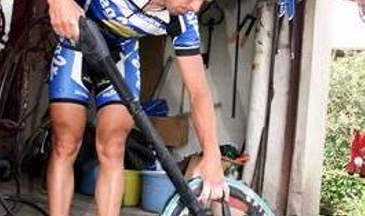 Jaan Kirsipuu peseb pärast treeningut jalgratast.