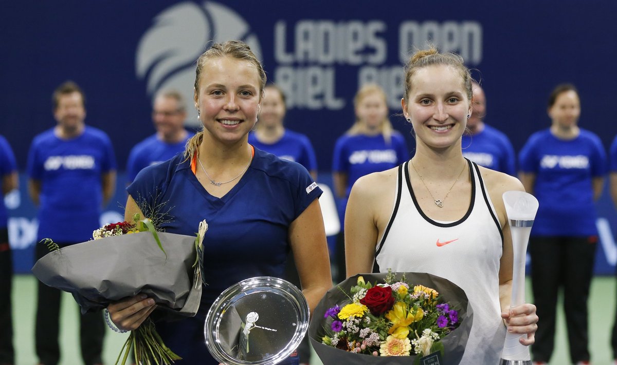 Anett Kontaveit (vasakul) pidi oma karjääri esimeses WTA turniiri finaalis leppima kaotusega. Võidukarika sai 17-aastane tšehhitar Markéta Vondroušová.