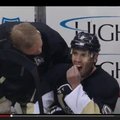 VIDEO: Käib töö juurde: NHLi mängumees eemaldab endalt kaks hammast