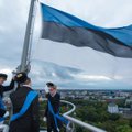 Ученики Таллиннской 21-й школы подняли флаг Эстонии на башне ”Длинный Герман”