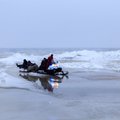 DELFI FOTOD: Pärnumaal läbi merejää vajunud viis kalastajat pääsesid napilt halvimast
