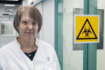RANGED REEGLID: Terviseameti nakkushaiguste labori juhataja Külli Rae ei pelga, et võõrad laborisse mustust toovad, kuid hoolitseb, et sealt midagi kaasa ei viidaks.