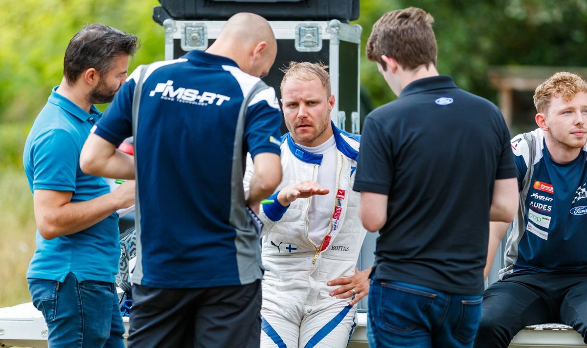 Valtteri Bottas (keskel) sai mullu suvel Saksamaal Ford Fiesta WRC masinat testida.