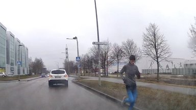 VIDEO | Ohtlik olukord liikluses - harrastussportlane on jooksutreeninguga kolinud otse autoteele