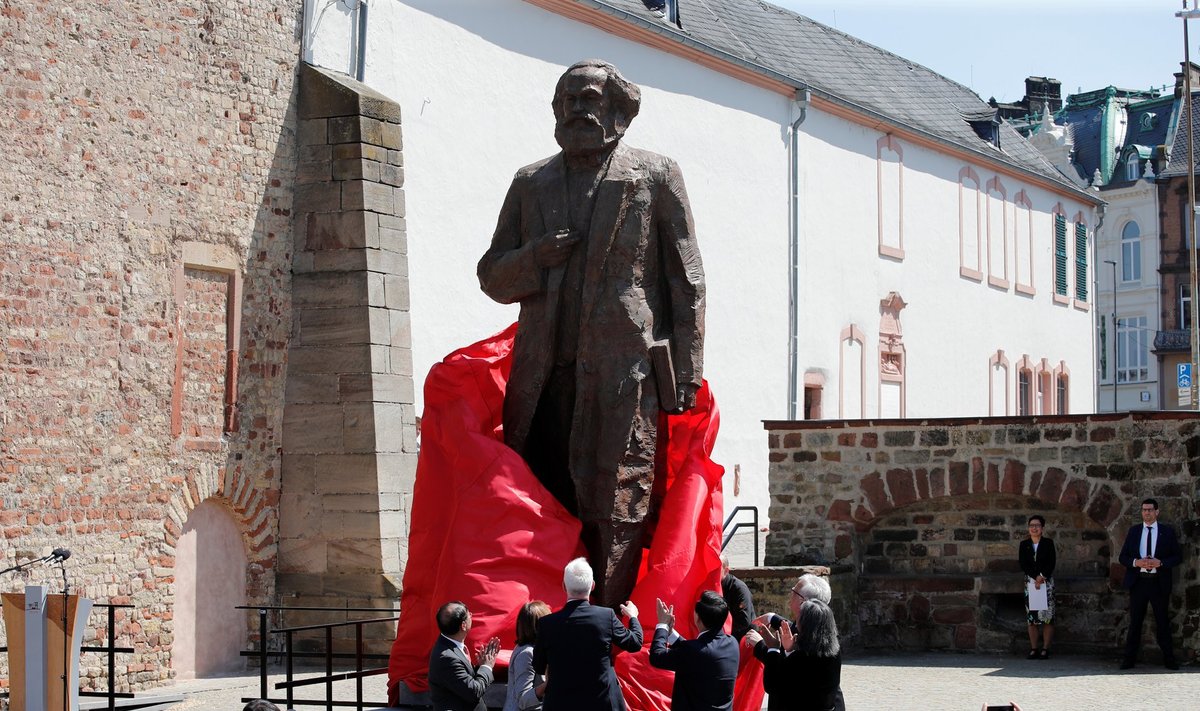 Hiina valitsus kinkis Saksamaale Karl Marxi 200. sünniaastapäevaks üle 4 meetri kõrguse pronkskuju, mis püstitati 5. mail Marxi kodulinna Trieri.
