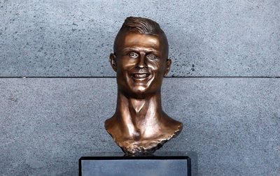 Ronaldo büst Madeira lennujaamas, mis hiljem välja vahetati.