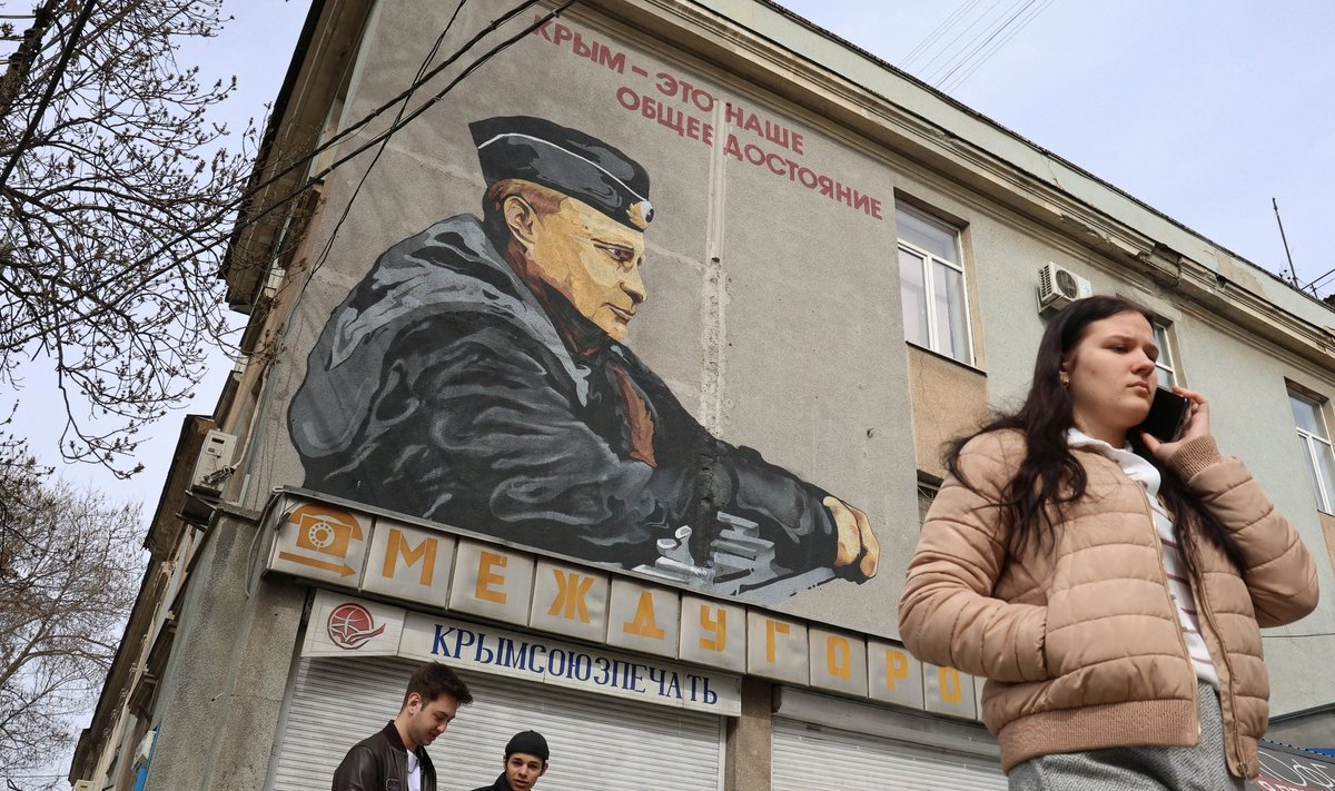 Okupeeritud Simferopolis on enne „valimisi“ antud Putinile seinamaalingutel kätte ka automaat.