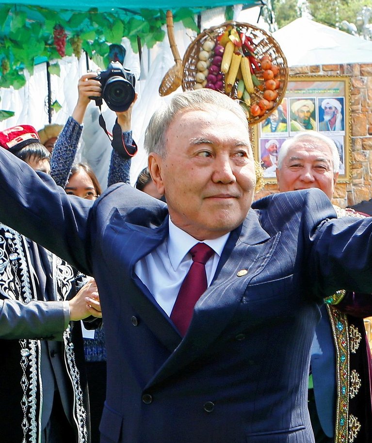 RAHVA ISA: 78aastane Nazarbajev on klassikaline self-made-man, kes töötas noorpõlves aastaid metallurgiakombinaadis lihtsa töölisena. 2015. aastal valiti ta viiendat korda riigi presidendiks 97,75protsendilise toetusega. Mees Arnold Rüütli põlvkonnast ja maailmast.