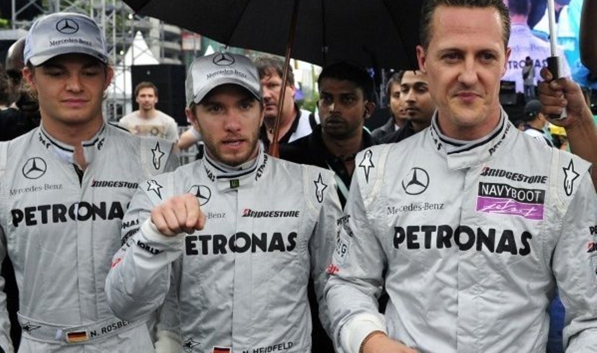 Mercedes GP testisõitja Nick Heidfeld, Nico Rosbergi ja Michael Schumacheri vahel, vormel-1
