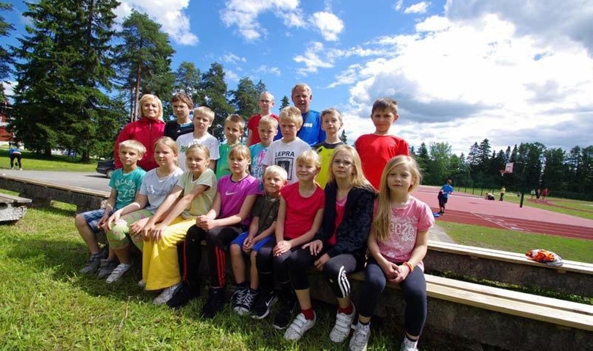 Vasakul treener Liivi Rünk, keskel Jaak Vettik oma õpilastega.