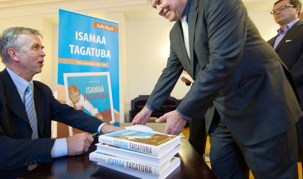 Laari esimese valitsuse ajal sai Jüri Pihl (paremal) kapo juhiks. Pildil koos raamatu autori Kalle Muuliga.