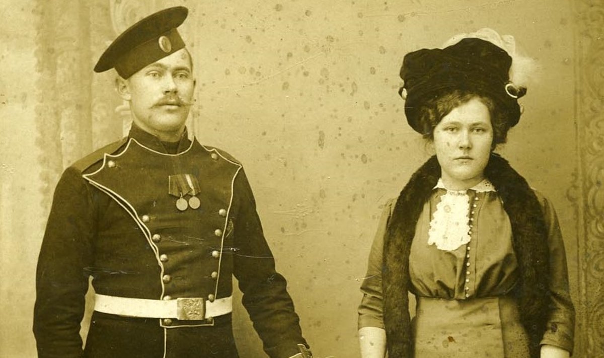 NOOR VANAISA: Johannes-Voldemar Hõbemägi teenis Peterburis tsaari ihukaitseväes Preobraženski polgus. Pildil koos talle külla sõitnud õe Anetega.