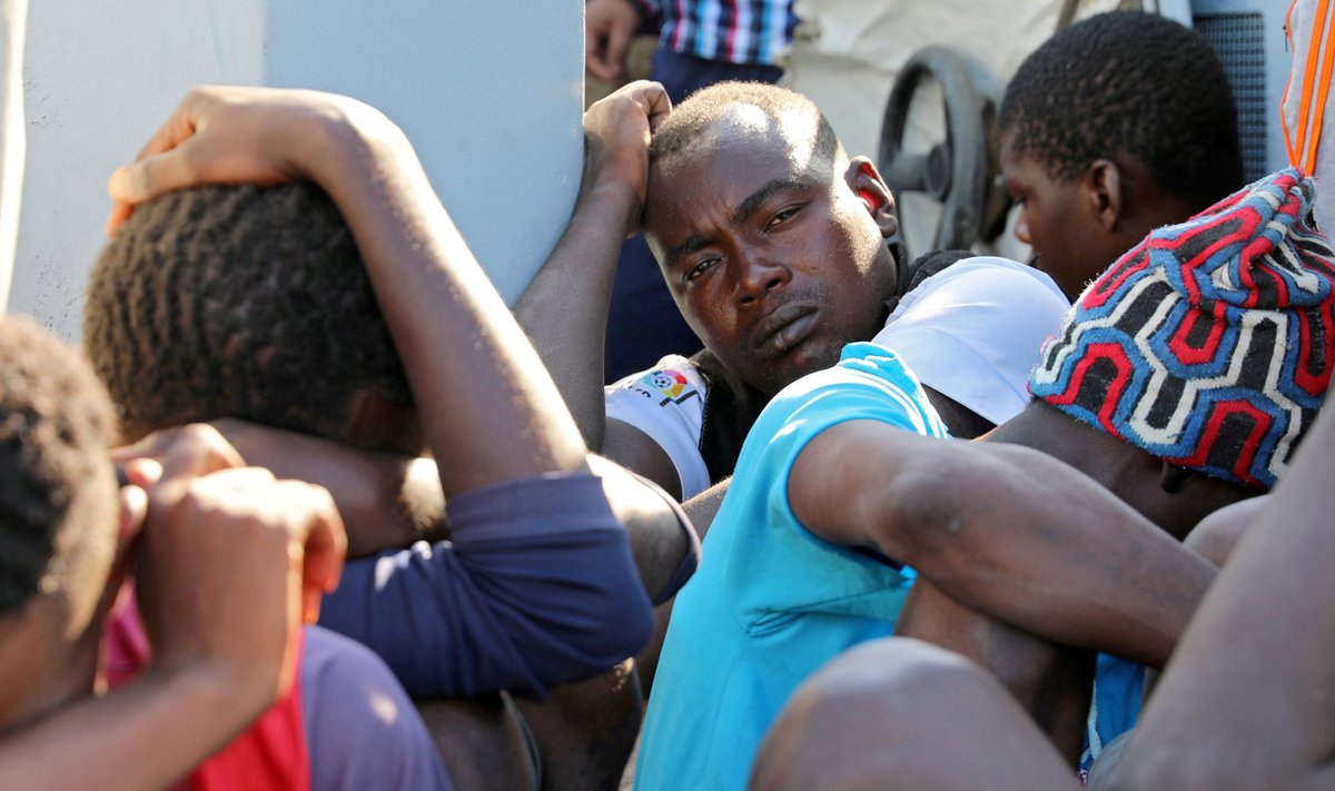 Kinnipeetud sisserändajad Liibüas Tripoli sadamas, 29. august