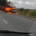 FOTOD | Peterburi maanteel põleb lausleekides auto